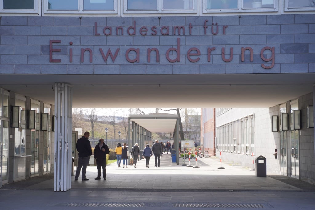 Das Landesamt für Einwanderung in Berlin-Moabit steht wegen unzureichender Reinigung etwa der Toiletten in der Kritik. (Archivbild)