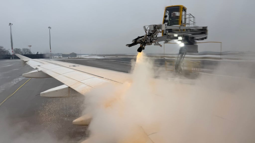 Am BER können langsam die Maschinen wieder starten - nachdem sie enteist wurden.