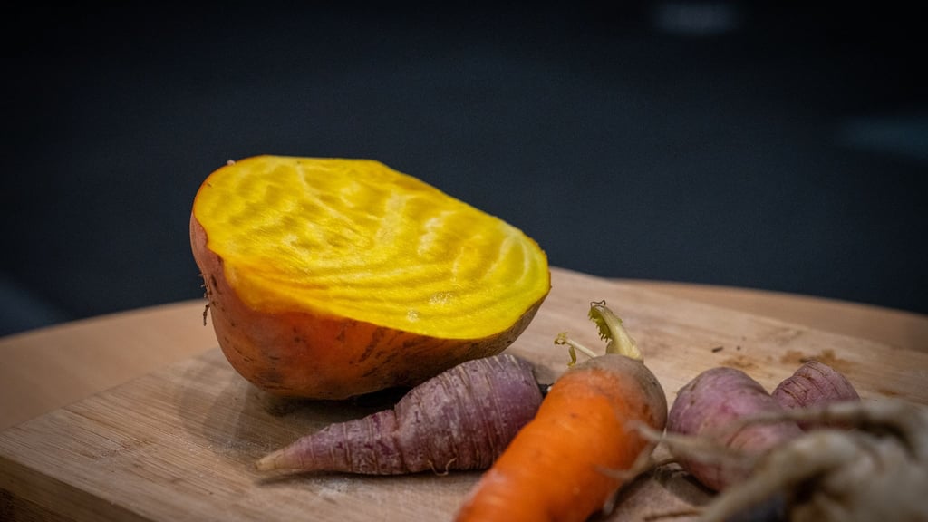 In der Küche sind Rüben vielseitig einsetzbar: Sie schmecken roh im Salat, als Ofengemüse oder im Eintopf.