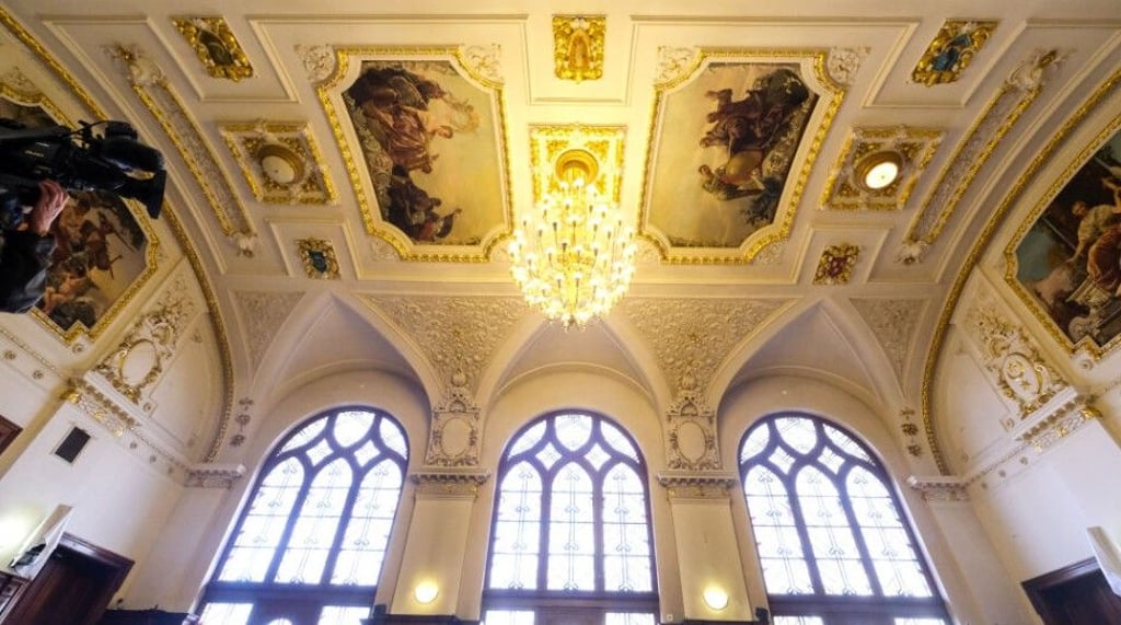 Im Festsaal des Stadthauses am Marktplatz in Halle soll bald gefeiert werden. Eine Ratsfraktion boykottiert die Veranstaltung jedoch.