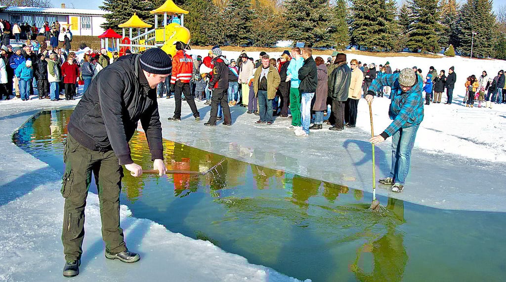 Für das alljährliche Eisbaden in Obhausen musste in einigen Wintern sogar die Wasseroberfläche freigehackt werden. Hier auf dem Foto aus dem Jahr 2012 ist zu sehen, wie vor Beginn des Eisbadens noch die letzte Eishaut vom Wasser entfernt wird. 