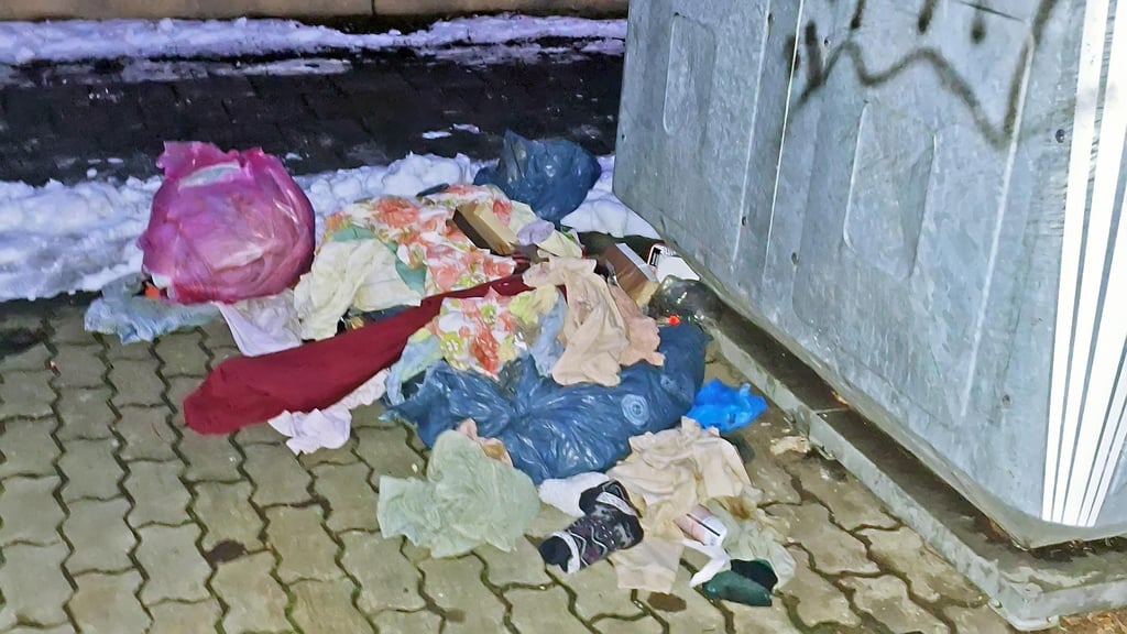 In der Ascherslebener Wilhelm-Bestel-Straße wurden Beutel mit Altkleidern am alten Container-Standort abgelegt und später aufgerissen.