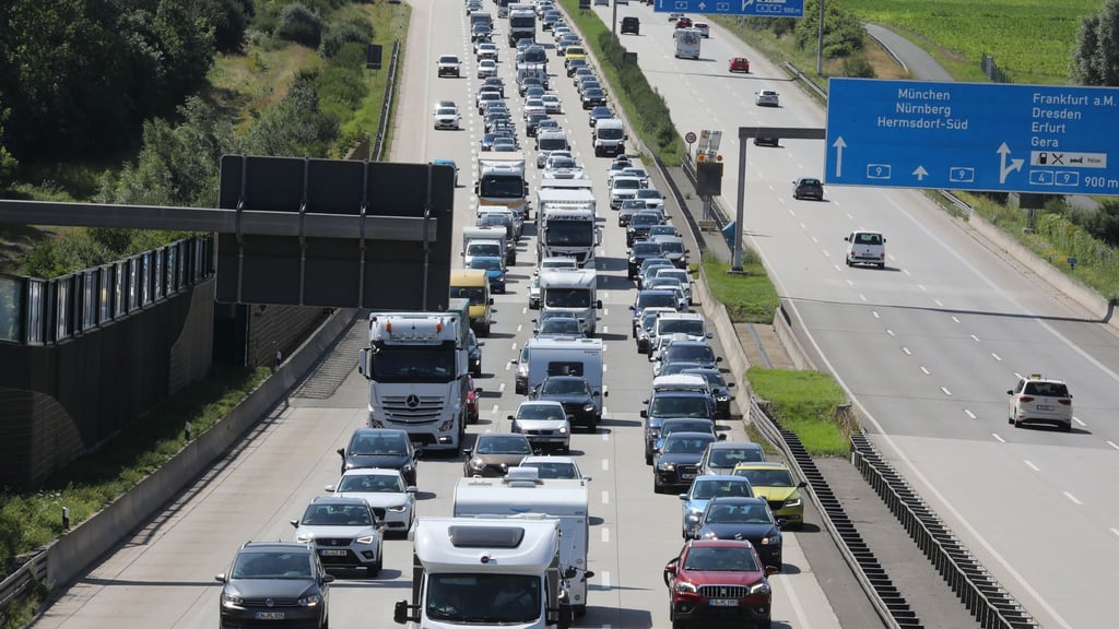 Auf Thüringer Autobahnen staute sich der Verkehr im vergangenen Jahr auf einer Gesamtlänge von 5.606 Kilometern – knapp 400 Staukilometer weniger als noch 2024. (Archivbild)