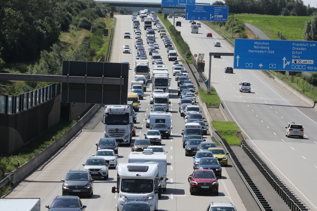 Auf Thüringer Autobahnen staute sich der Verkehr im vergangenen Jahr auf einer Gesamtlänge von 5.606 Kilometern – knapp 400 Staukilometer weniger als noch 2024. (Archivbild)