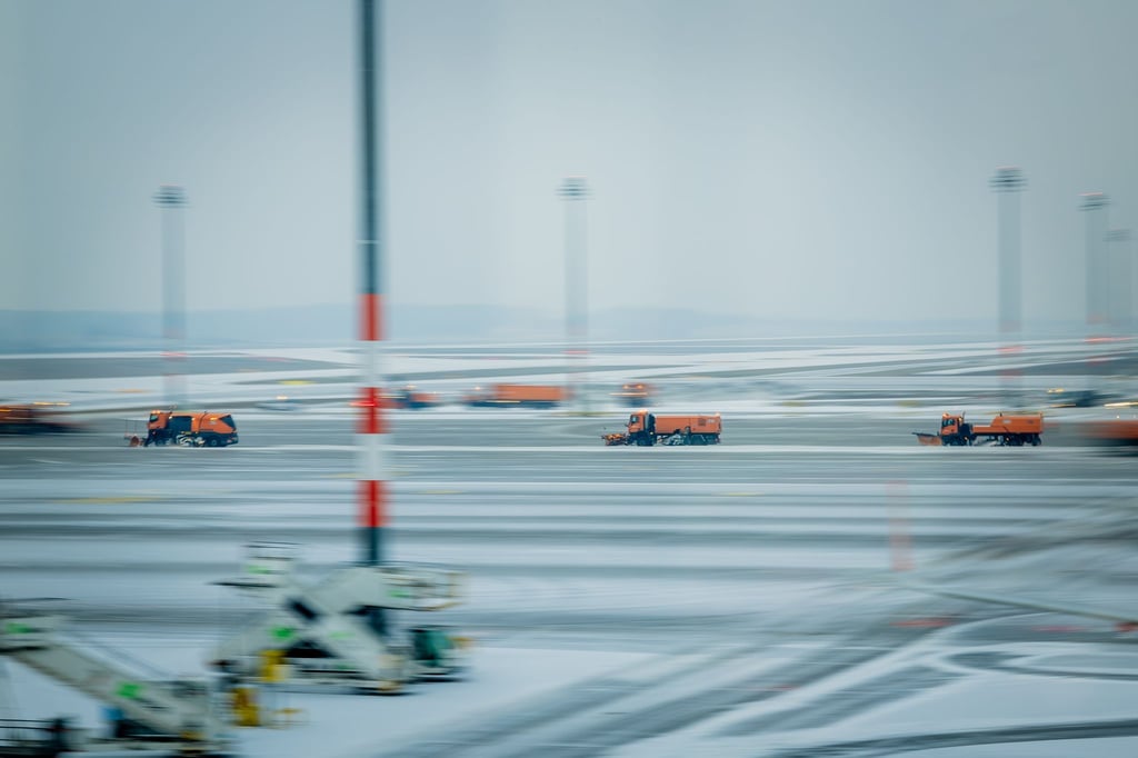 Der Flughafen BER hat den Betrieb wegen des Winterwetters eingestellt.