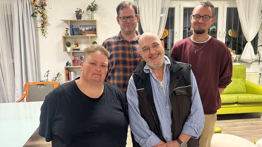 Fünf Magdeburger bilden seit Ende 2025 den neuen Sprecherrat der GWA Neu-Olvenstedt. Hinten: Christian Hausmann (links) und Jonathan Reschke. Vorne Heidi Tüllmann und Felix-Fabian Hallmann. In Abwesenheit wurde außerdem Lutz Walsleben in den Sprecherrat gewählt. 