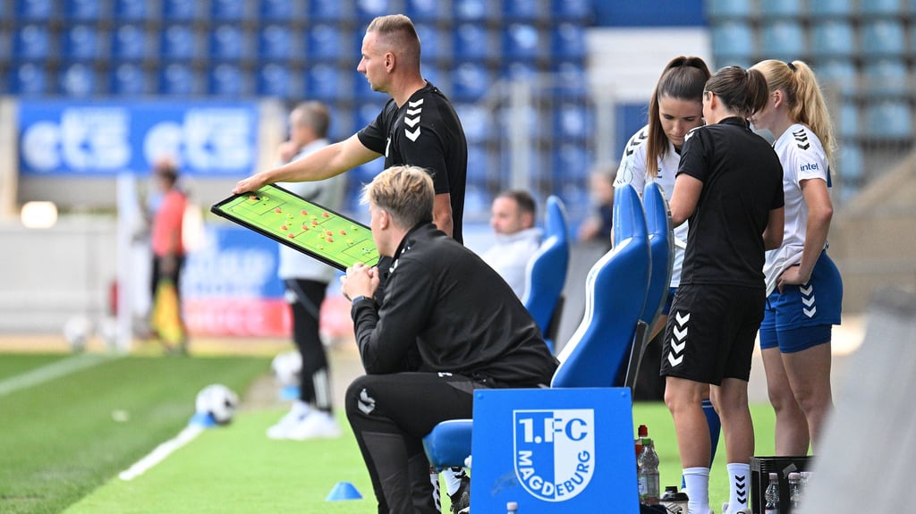 Trainer Nico Koch (mit Taktik-Board) hat seinen Vertrag beim Frauen-Team des 1. FC Magdeburg verlängert.