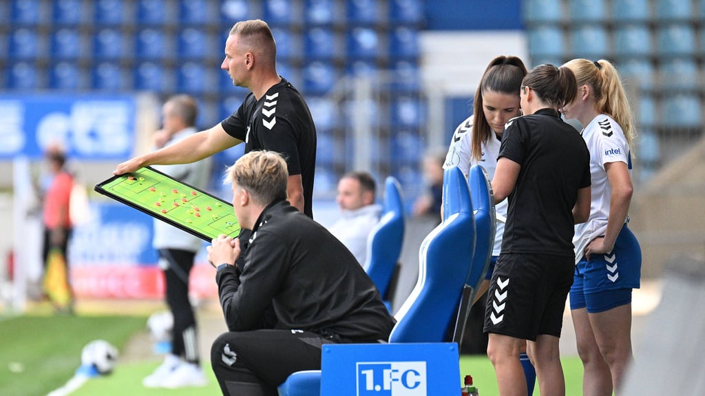 Trainer Nico Koch (mit Taktik-Board) hat seinen Vertrag beim Frauen-Team des 1. FC Magdeburg verlängert.