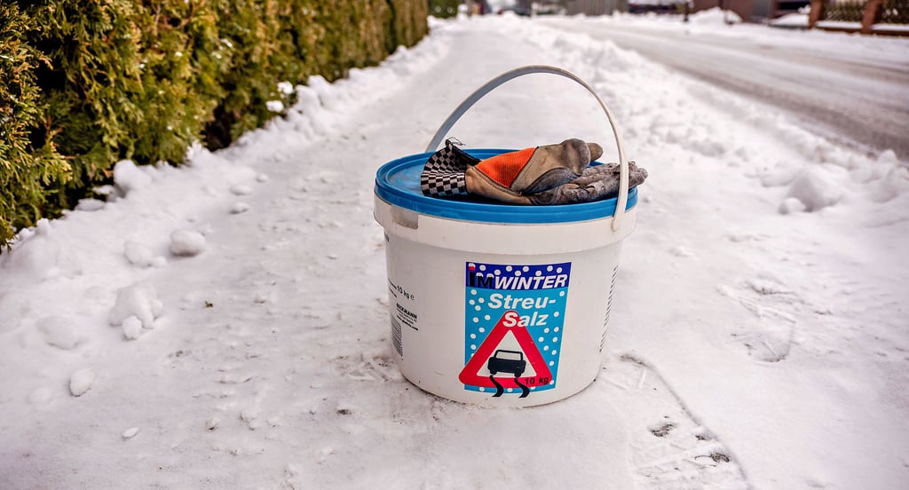 In vielen Städten des  Landkreises Wittenberg ist die Verwendung von Streusalz grundsätzlich nicht erlaubt. Es gibt aber Ausnahmen.