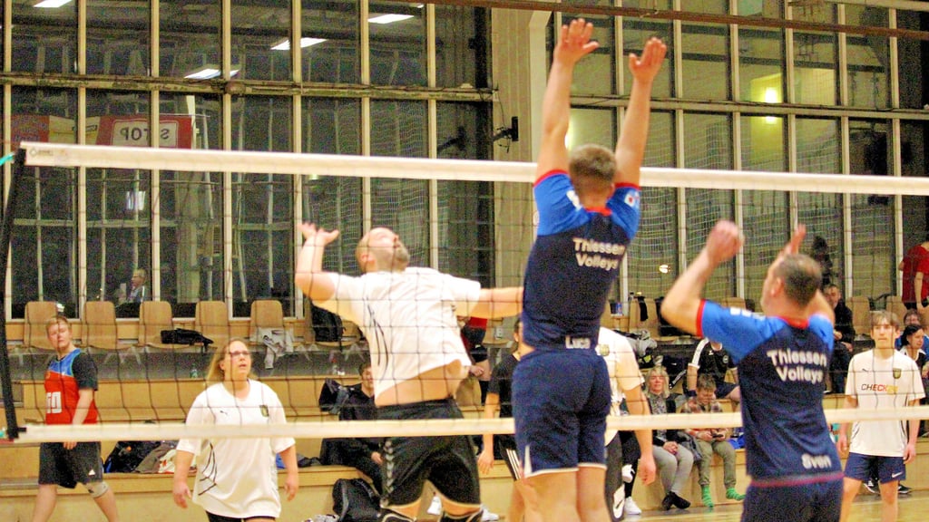 Das Volleyballturnier um den Stadtmeistertitel hat in Coswig die längste Tradition. Das Foto zeigt eine Szene aus dem Vorjahr.