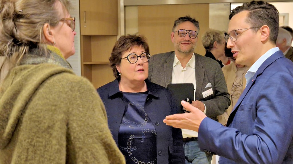 Sachsen-Anhalts Gesundheitsministerin Petra Grimm-Benne (SPD, Mitte) im Gespräch mit Stendals Krankenhausdirekter Jens Domke und der Landtagsabgeordneten Juliane Kleemann (SPD).