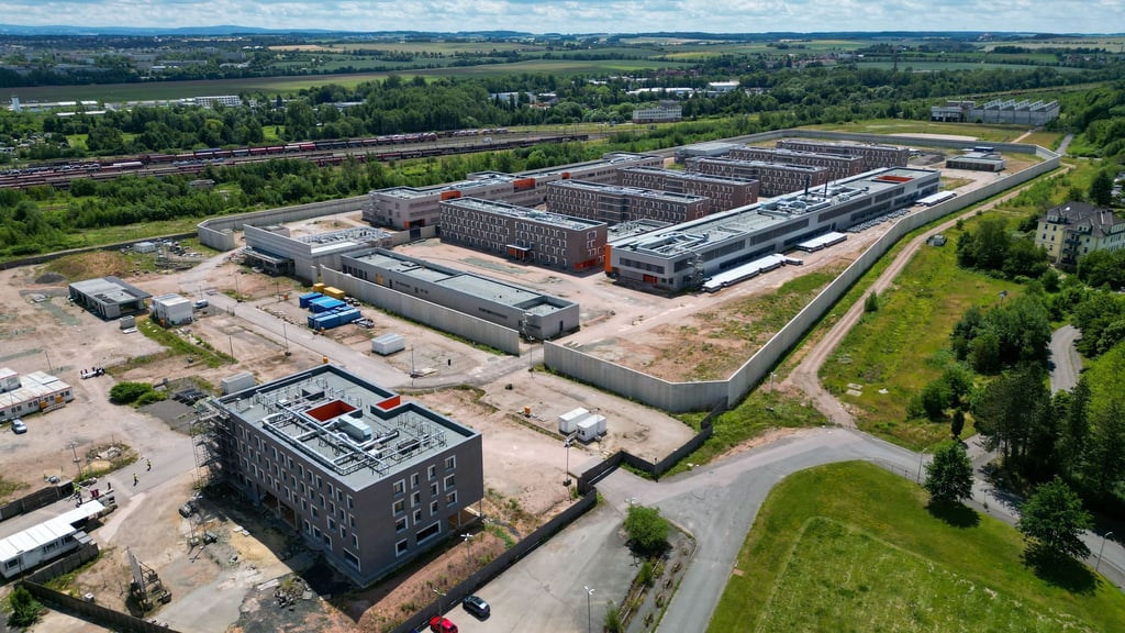 Der Bau der gemeinsamen JVA von Sachsen und Thüringen soll 2027 weitergehen. (Archivbild)