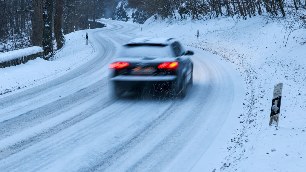 Vorsicht ist geboten: Schnee und gefrierender Regen lassen die Straßen in Sachsen-Anhalt wieder glatt werden.
