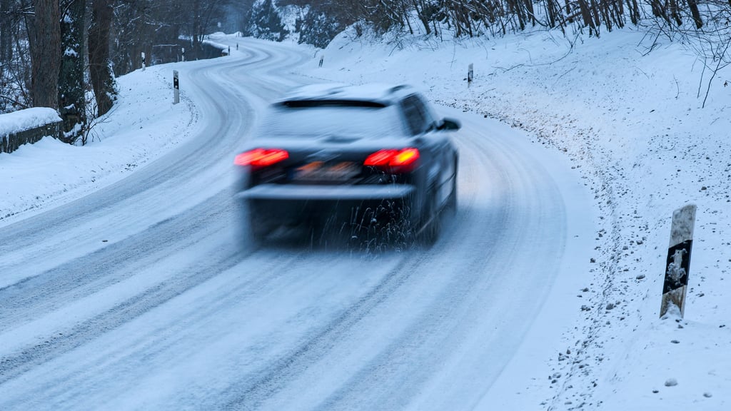 Vorsicht ist geboten: Schnee und gefrierender Regen lassen die Straßen in Sachsen-Anhalt wieder glatt werden.