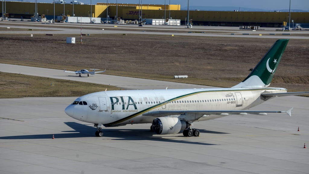 Der ausrangierte Airbus A310 der pakistanischen Fluggesellschaft "PIA" wurde vom Flughafen Leipzig/Halle zur "LEJ NO 1" umgebaut und wird an Filmcrews vermietet. Aktuell finden hier erneut Dreharbeiten statt.