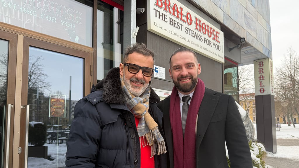 Jakov Bralo (links) eröffnete das Bralo House am Domplatz in Magdeburg im Jahr 2008. Nun übergibt er das Restaurant an Dennis Galic.