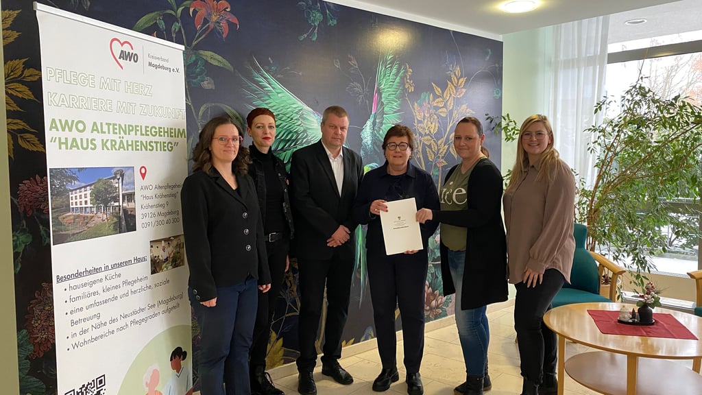 Julia Brandt, Denise Helbig, Kai Dethloff, Nicole Lübcke und Anne Tennstaedt (v. l.) nahmen den Förderbescheid von Familienministerin Petra Grimm-Benne (m.) entgegen.