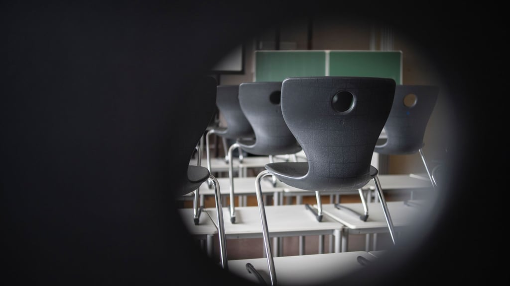 In einer Stellungnahme äußert sich das Kollegium des Erfurter Gymnasiums, an dem zwei Lehrer Schülerinnen missbraucht haben. (Symbolbild)