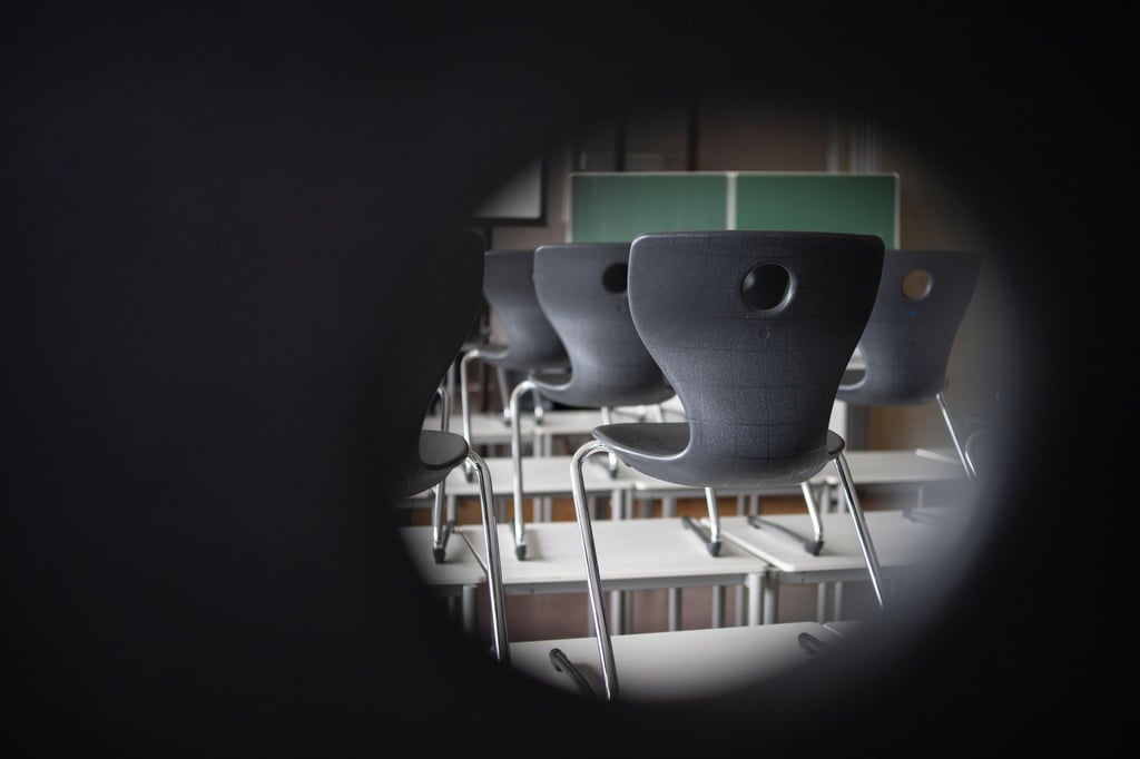 In einer Stellungnahme äußert sich das Kollegium des Erfurter Gymnasiums, an dem zwei Lehrer Schülerinnen missbraucht haben. (Symbolbild)