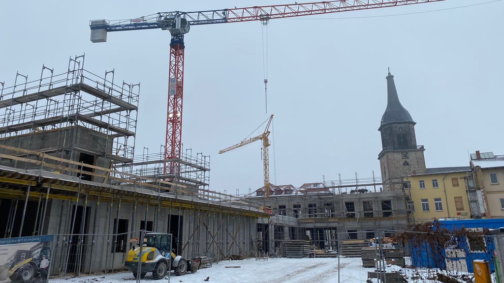 Noch ist das Rolandkaufhaus in Haldensleben eine große Baustelle. Wer hier als Mieter einzieht, steht aber bereits fest.