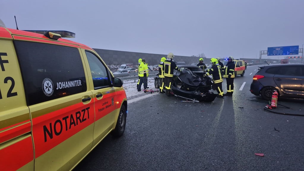 Die A10 wurde zur Rutschbahn - es kam bei Eisglätte gleich zu mehreren Zusammenstößen.