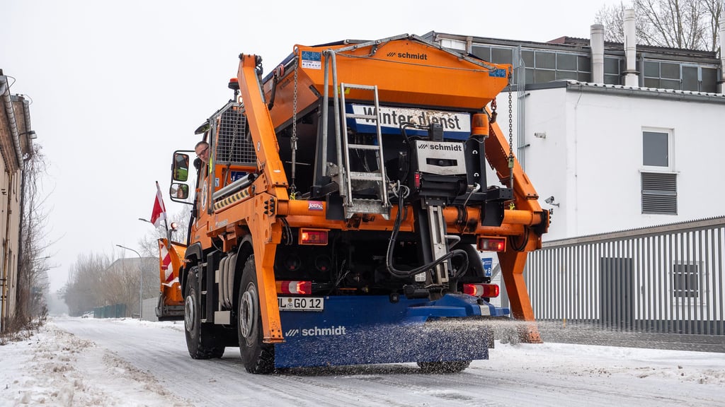 Winterdienst in Gommern: Die drei Tonnen Sand-Salz-Gemisch auf dem Unimog reichen für etwa 30 bis 40 Kilometer Straße, dann muss neu befüllt werden.