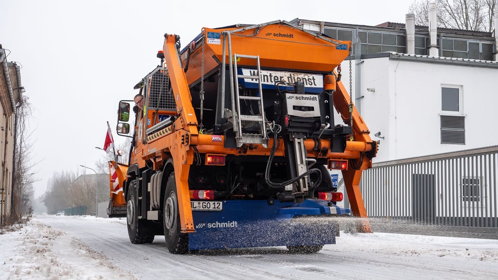 Winterdienst in Gommern: Die drei Tonnen Sand-Salz-Gemisch auf dem Unimog reichen für etwa 30 bis 40 Kilometer Straße, dann muss neu befüllt werden.