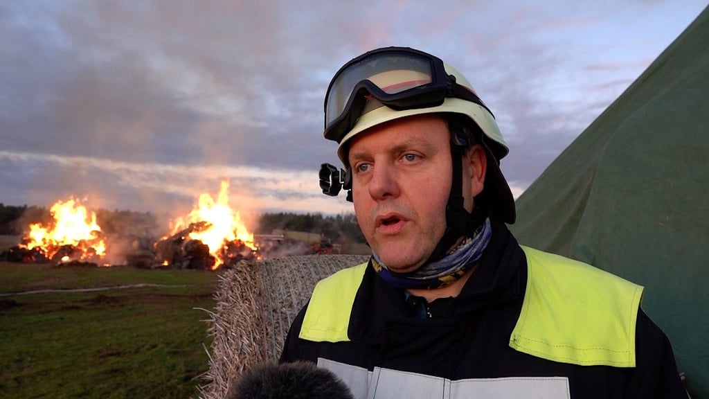 Andreas Wolter berichtete bei einem Brand in der Nähe von Wegenstedt über den Einsatz.