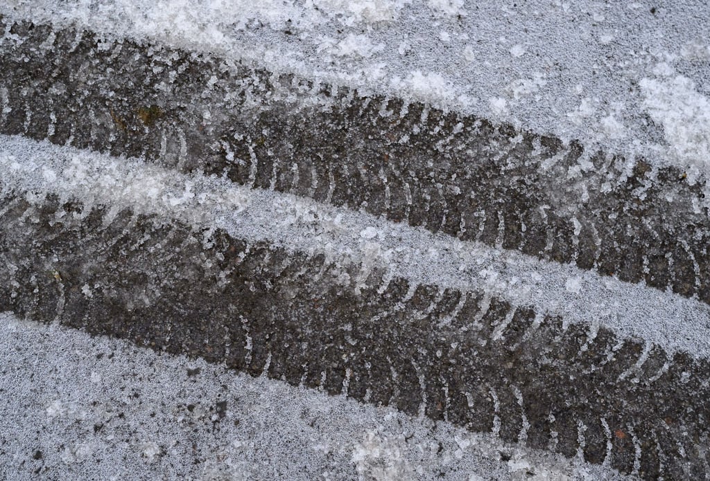 Schwierige und glatte Straßenverhältnisse sorgen für Unfälle in Ostsachsen - in Hoyerswerda steht der gesamte Busverkehr still. (Symbolbild)