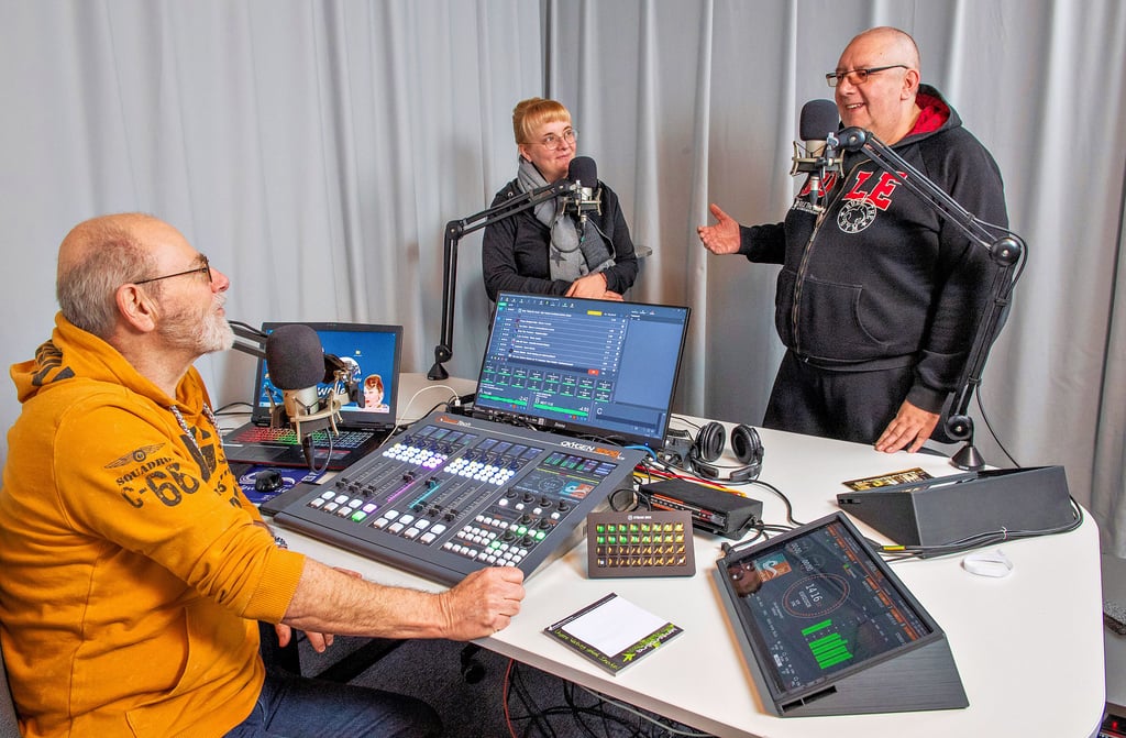 Klaus Treuter (l.) mit Stephanie Lachmann und Jens Hentschel von Radio Saalewelle in Weißenfels. Das Studio wird bald neu ausgestattet.