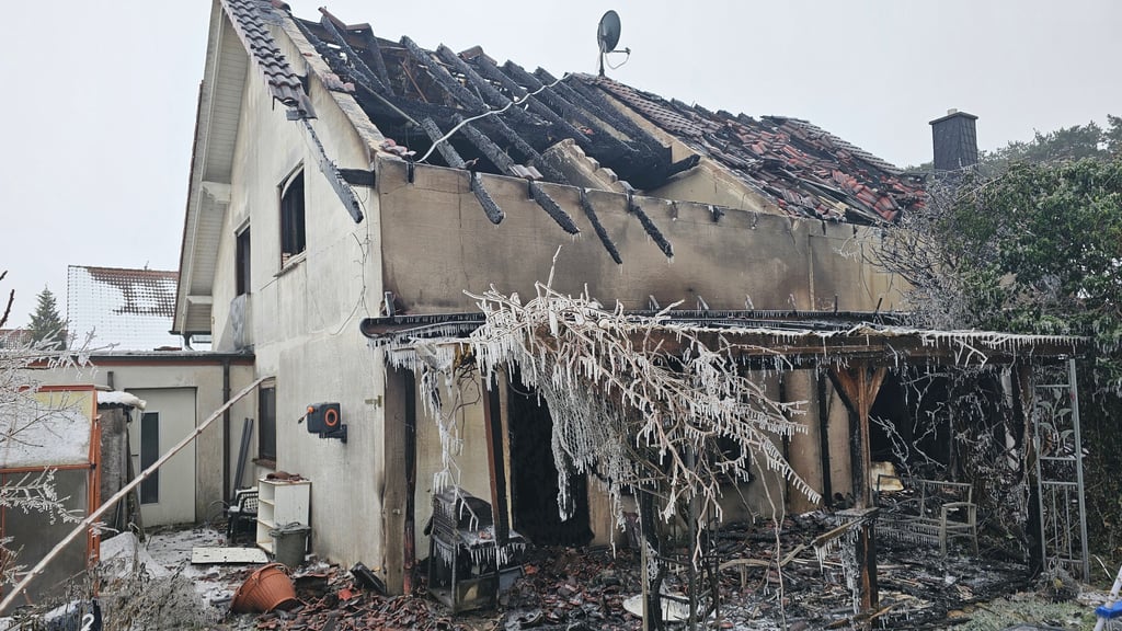 Mitten in der Nacht ist an einer Doppelhaushälfte in Schermen ein Feuer ausgebrochen.