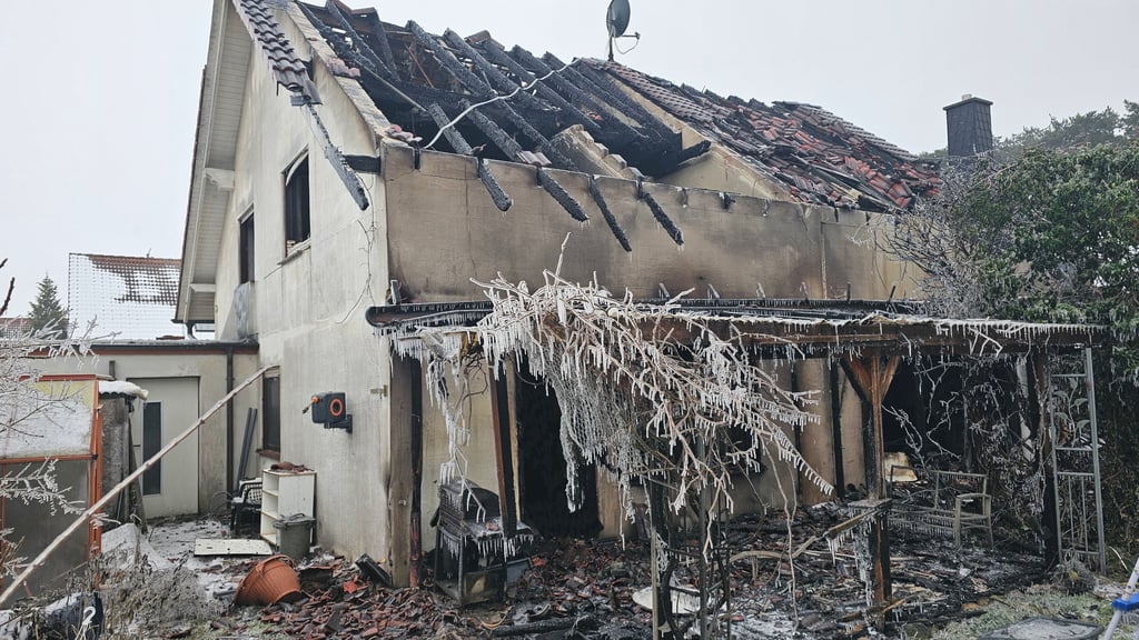 Mitten in der Nacht ist an einer Doppelhaushälfte in Schermen ein Feuer ausgebrochen.