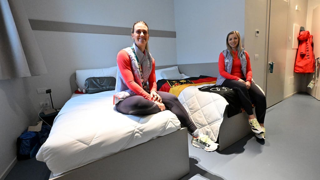 Die Eishockey-Spielerinnen um Nicola Hadraschek-Eisenschmid (l) und Anne Bartsch bezogen als erste deutsche Sportlerinnen das olympische Dorf.