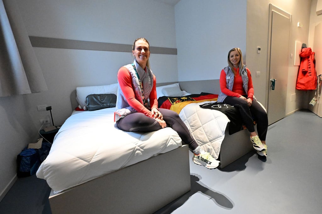 Die Eishockey-Spielerinnen um Nicola Hadraschek-Eisenschmid (l) und Anne Bartsch bezogen als erste deutsche Sportlerinnen das olympische Dorf.