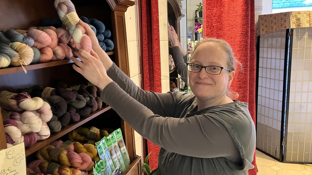 Susann Martin hat in Kelbra ihren Laden "Wurzelweib" eröffnet. Hier gibt es Blumen, Geschenkartikel und selbst gefärbte Wolle. 