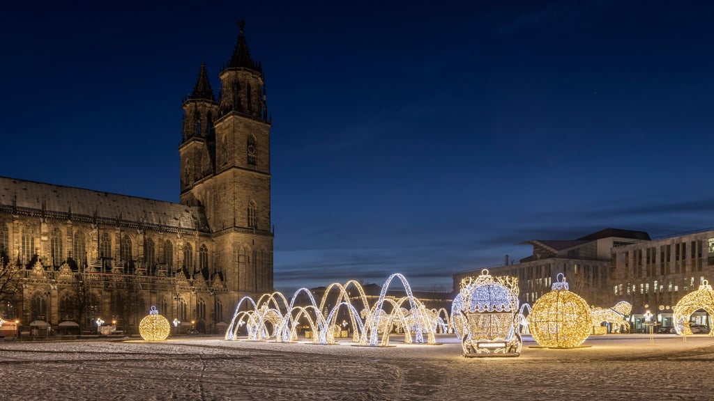 Die Lichterwelt-Elemente auf dem Domplatz in Magdeburg.