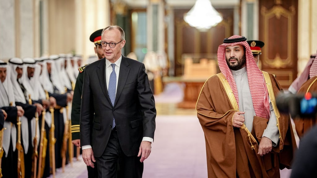 Vom geächteten Herrscher zum begehrten Partner: Merz und der saudische Kronprinz.