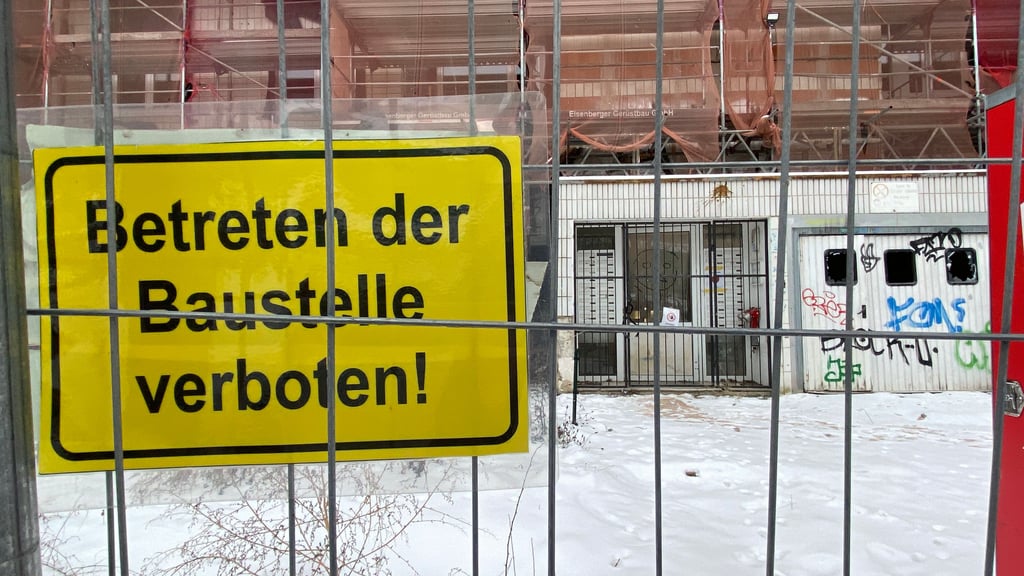 In Magdeburg wird derzeit ein Plattenbau saniert.