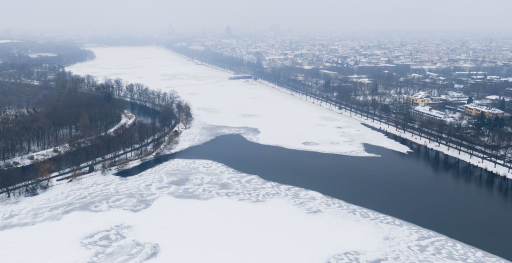 Eine Eisschicht bedeckt teilweise den Maschsee in der Landeshauptstadt.