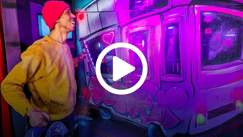 Graffitikünstler Martin Bölke zeigt, wie die besondere Farbkunst in der Lasertag-Arena im Dunkeln leuchtet.