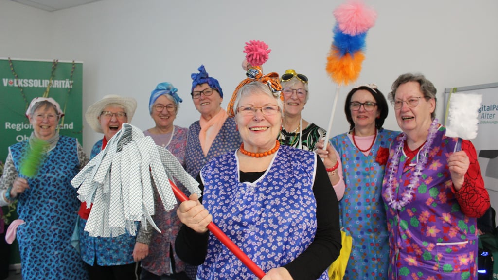 Der Vorstand der Volkssolidarität Haldensleben rund um Angela Hebekerl (vorn), mit Wischmopp in der Hand, ist als hauseigene Putzkolonne verkleidet.