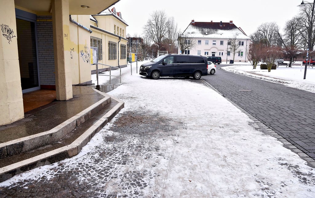 Auf dem Gehweg vor dem Köthener Bahnhof war die Rutschgefahr in den vergangenen Tagen groß. Mittlerweile wurde mit Sand gestreut.