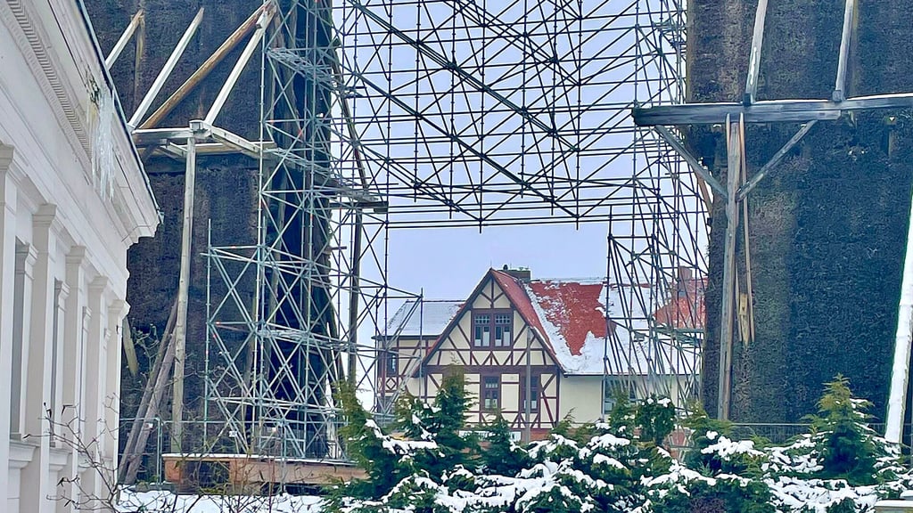 Gradierwerk mit Durchsicht: Nach dem Abbau des Uhrenturmes klafft diese riesengroße Lücke. 2026 soll wenigstens das Fundament neu entstehen. Für noch mehr wird vermutlich das Geld nicht reichen.