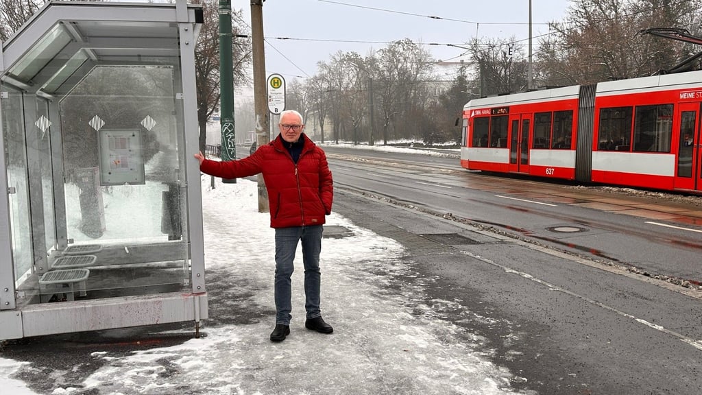Der Bereich am Wartehäuschen an der Straßenbahnhaltestelle Rosengarten ist noch immer vereist. Hans-Joachim Berkes konnte das Krankenhaus wieder verlassen.