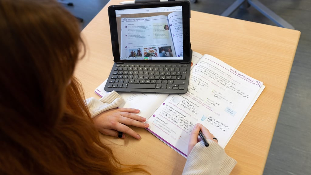 Die Vergleichsarbeiten sollen künftig am Computer statt auf Papier geschrieben werden. (Symbolbild)