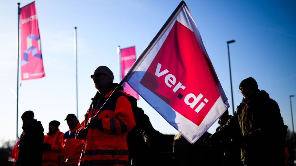 In Emden werden bei einer Verdi-Kundgebung Hunderte Beschäftigte erwartet. (Archivbild)