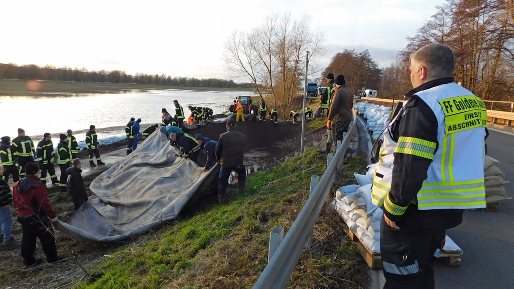 Beim Helmehochwasser im Dezember 2023 wurde am Durchlass an der B 85 ein Sandwall errichtet und mit Flies abgedeckt. Demnächst soll er saniert werden. 