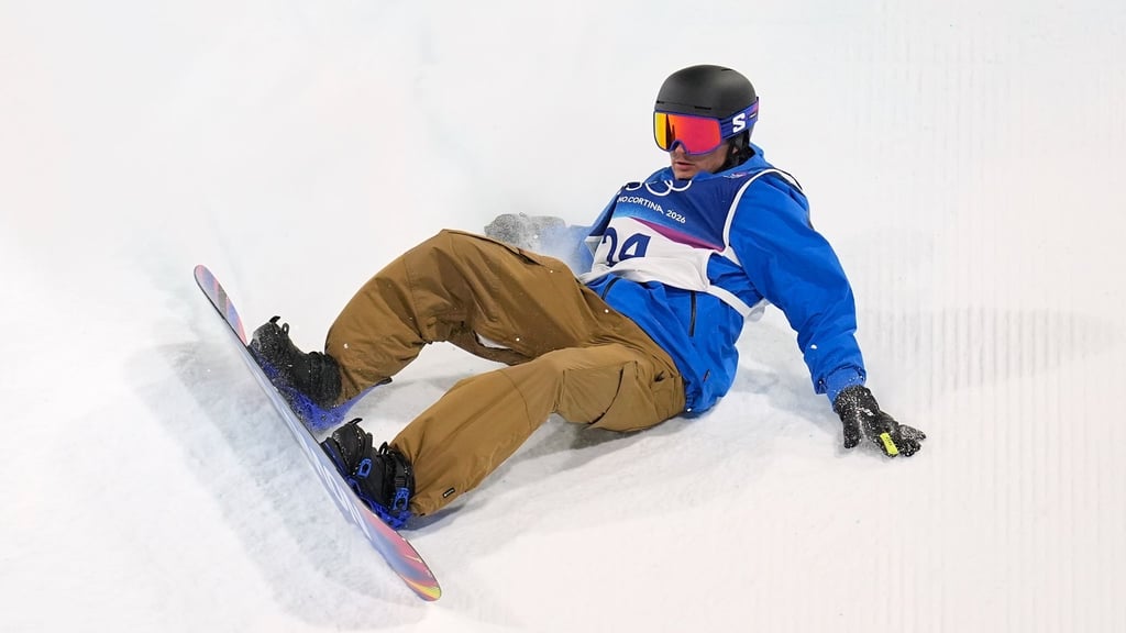 Snowboarder Noah Vicktor stürzte bei seinem ersten Sprung.