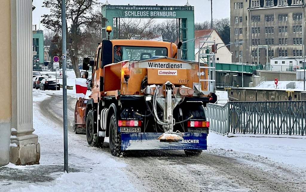 Die Streufahrzeuge des Betriebshofs, hier auf der Mühlstraße, können laut Stadtverwaltung nicht jede Straße streuen.