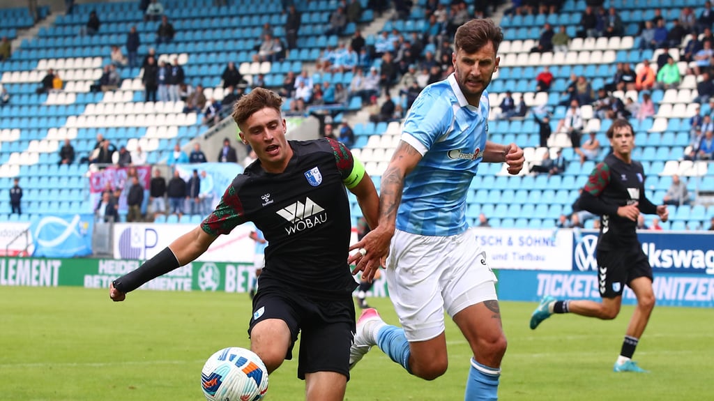 Timo Birk (l.) und der 1. FC Magdeburg II empfangen am Freitagabend den Chemnitzer FC in der Regionalliga Nordost.